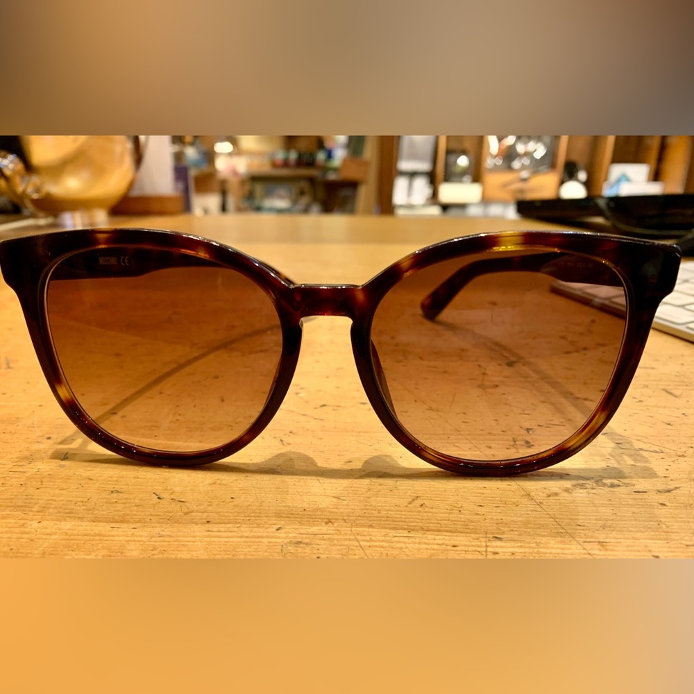 Moschino used sunglasses-Women-in good condition tortoise shell brown